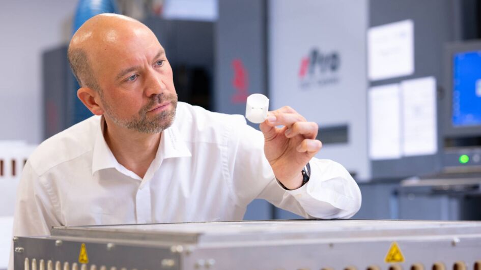 The team of Markus Albrecht, head of additive manufacturing at Kegelmann Technik GmbH in Rodgau, Germany, supported Maniac & Sane in the development and production of integral functional components using 3D printing technology. (©Evonik)